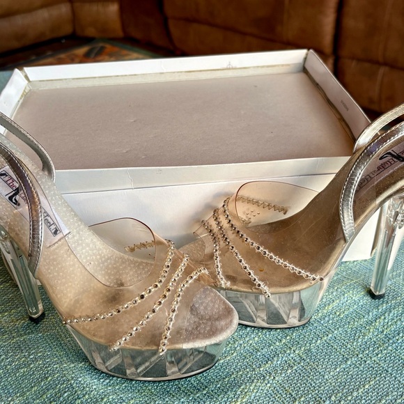 Clear Lucite High Heels with Sophisticated Design for Pageant or Physique Stage - Picture 1 of 3